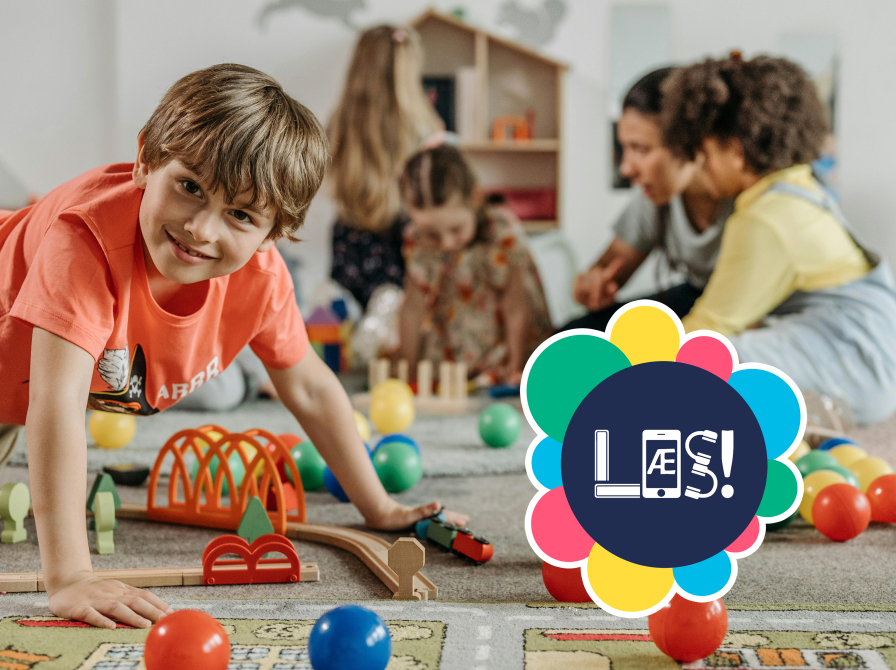 Smilende børn leger på gulvet