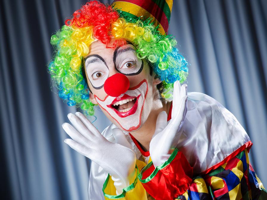 Foto af cirkusklovn med kulørt hat